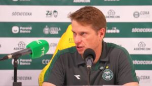 Coritiba vence com dedo de Fernando Seabra