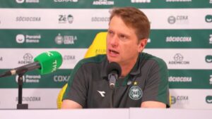 Coritiba vence com dedo de Fernando Seabra