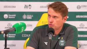 Coritiba vence com dedo de Fernando Seabra