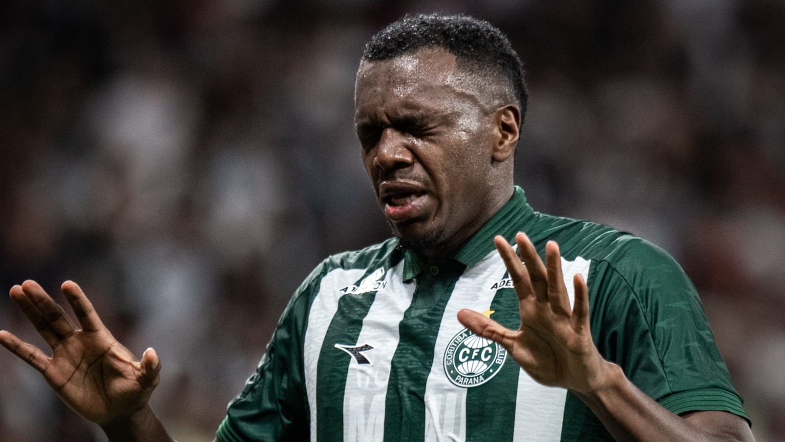 Jacy sofre concussão no Coritiba contra Corinthians
