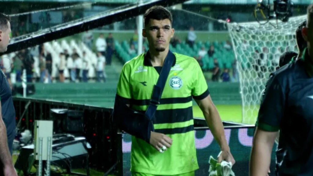 morisco-tipoia-lesao-ombro Coritiba perde Morisco por lesão no ombro