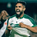 Coritiba arranca empate contra Vasco no fim