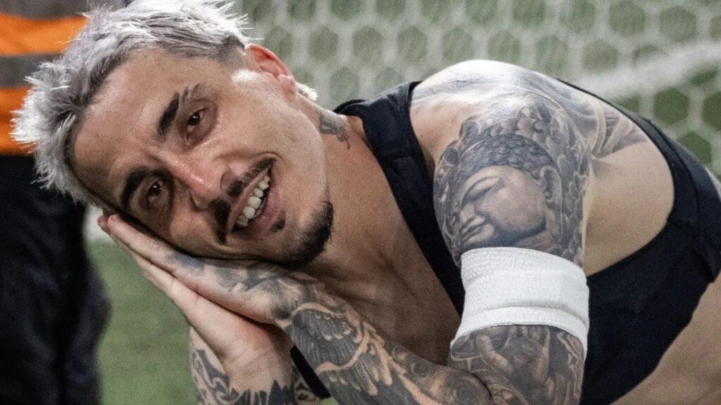 Coritiba vence Athletico-PR e Josué comemora