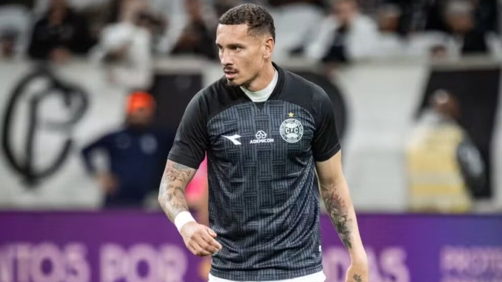 Maicon do Coritiba se livra de gancho pesado