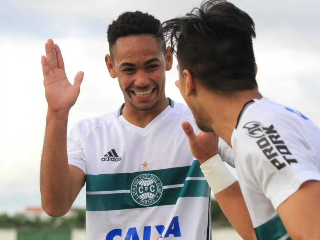 Matheus Cunha na base do Coritiba comemora