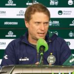 Seabra blinda Coritiba de vaias contra Santos