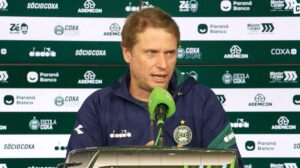 Seabra blinda Coritiba de vaias contra Santos