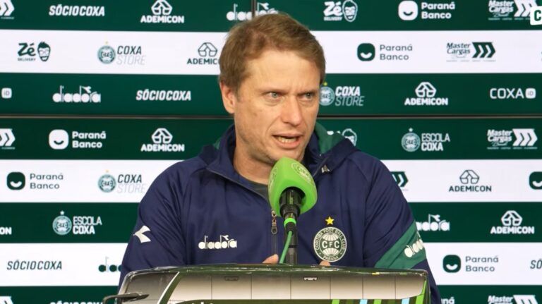 Seabra blinda Coritiba de vaias contra Santos