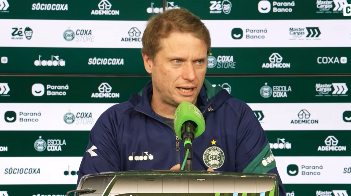 Seabra blinda Coritiba de vaias contra Santos